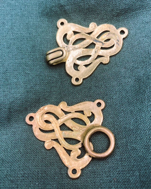 Urnes Garment Hook - haczyki z brązu