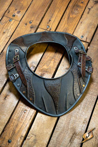Raider Gorget - Epic Dark/Rust Patina