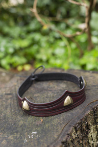 Isidor Studded Crown Triangolar Dark Red - skórzany diadem