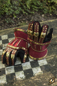 Hourglass Gauntlets - Red