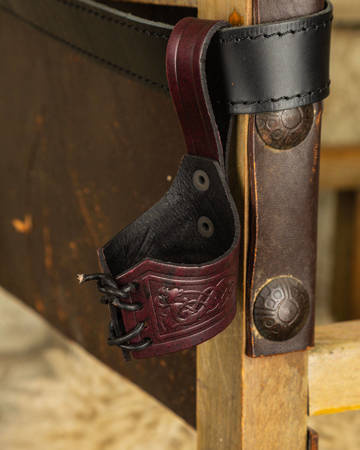 Castagir Horn Holder Red - skórzana pętla